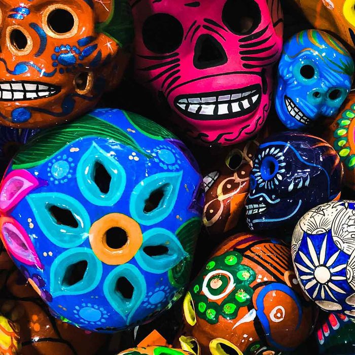 Calaveras de barro pintadas a mano, artesanía mexicana tradicional